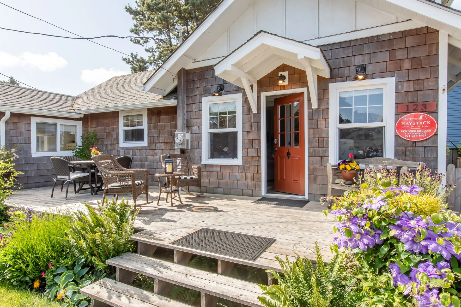 Vacation Rental in Cannon Beach, Red Door Cottage porch with chairs