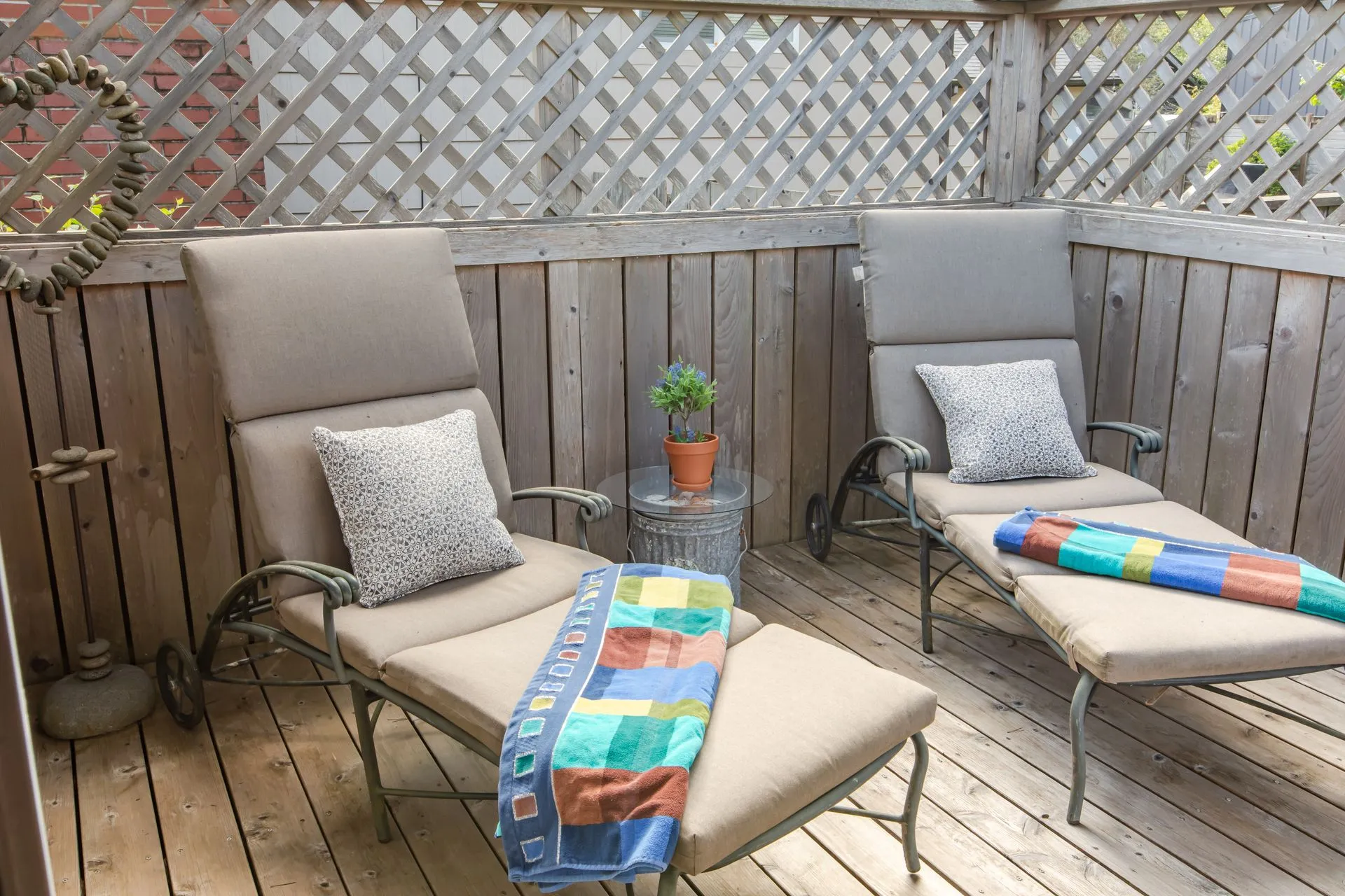 Vacation Rental in Cannon Beach, Red Door Cottage deck chairs