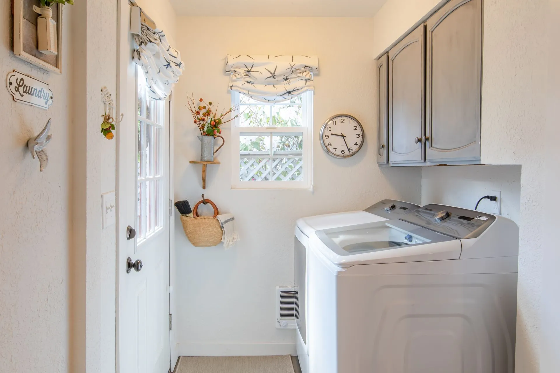 Vacation Rental in Cannon Beach, Red Door Cottage washer and dryer