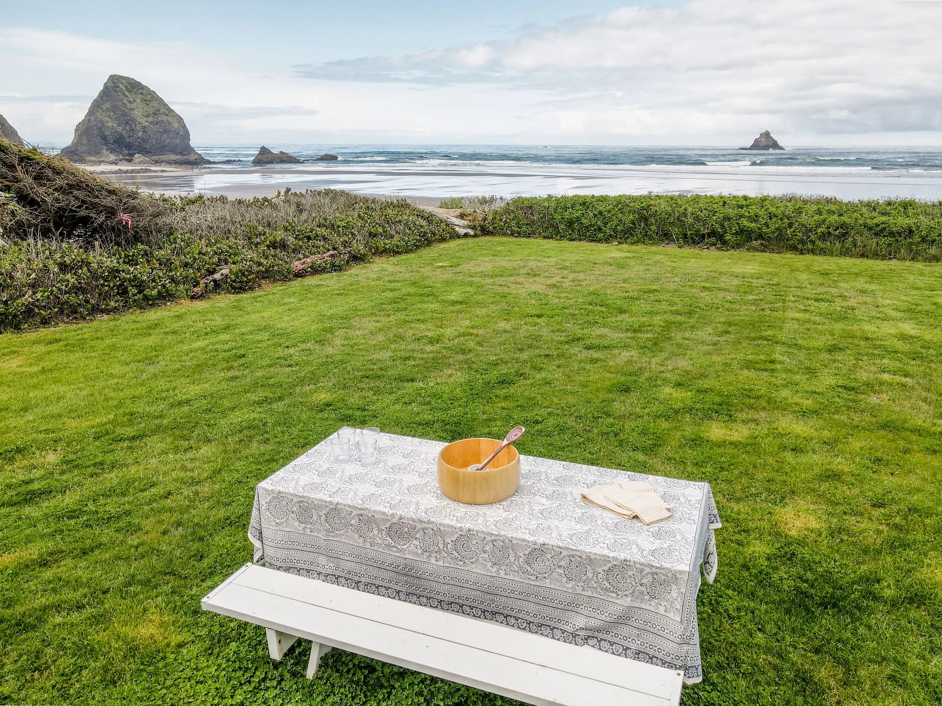 Vacation Rental in Cannon Beach, Sona Tra picnic table