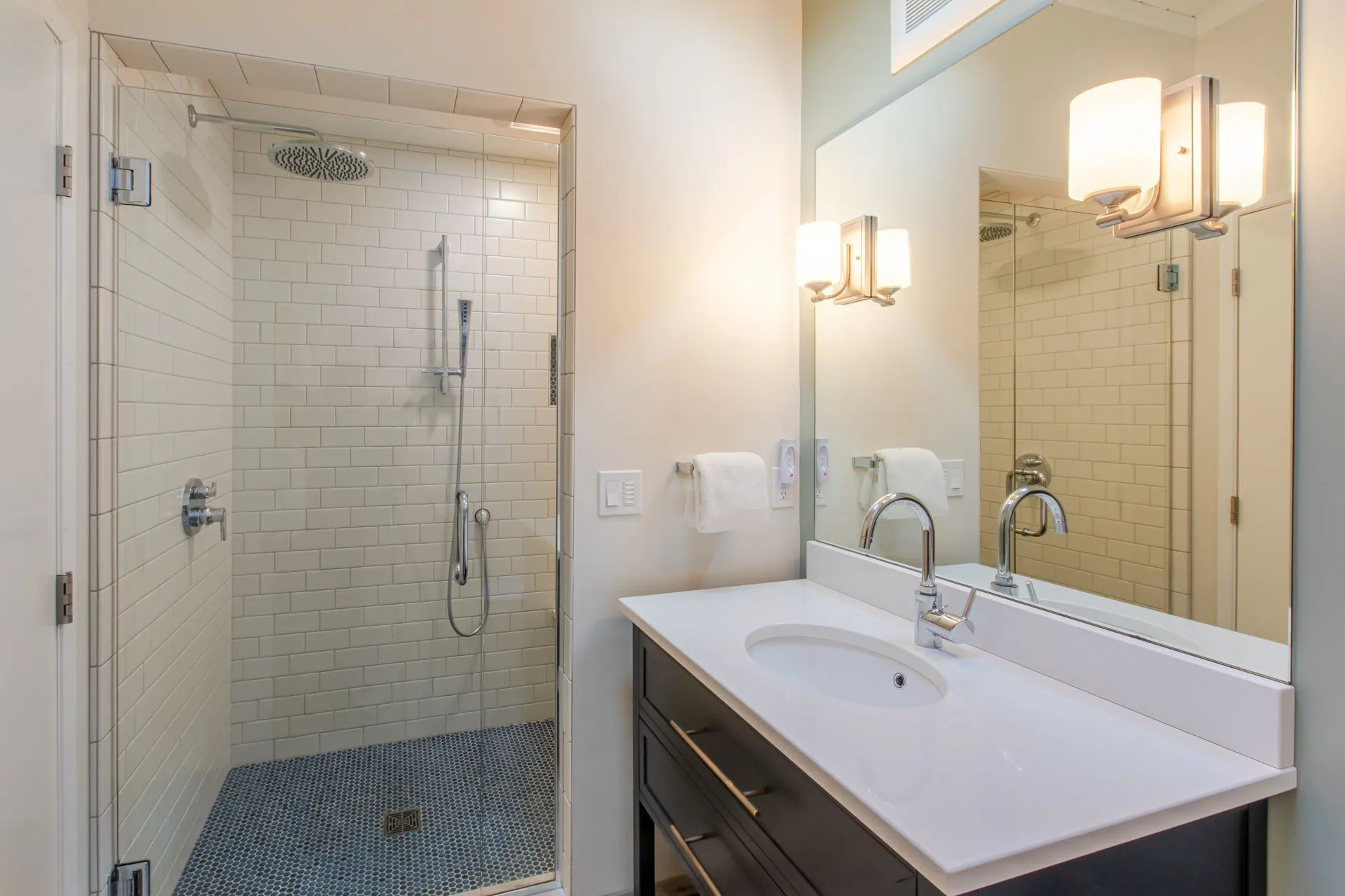 Vacation Rental in Cannon Beach, Sona Tra bathroom with shower and sink