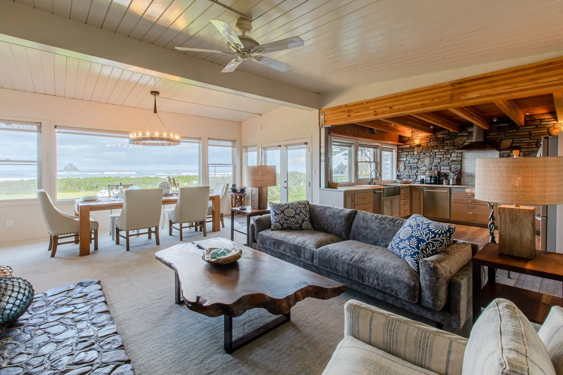 Vacation Rental in Cannon Beach, Sona Tra living space with couch, dining table and view of kitchen