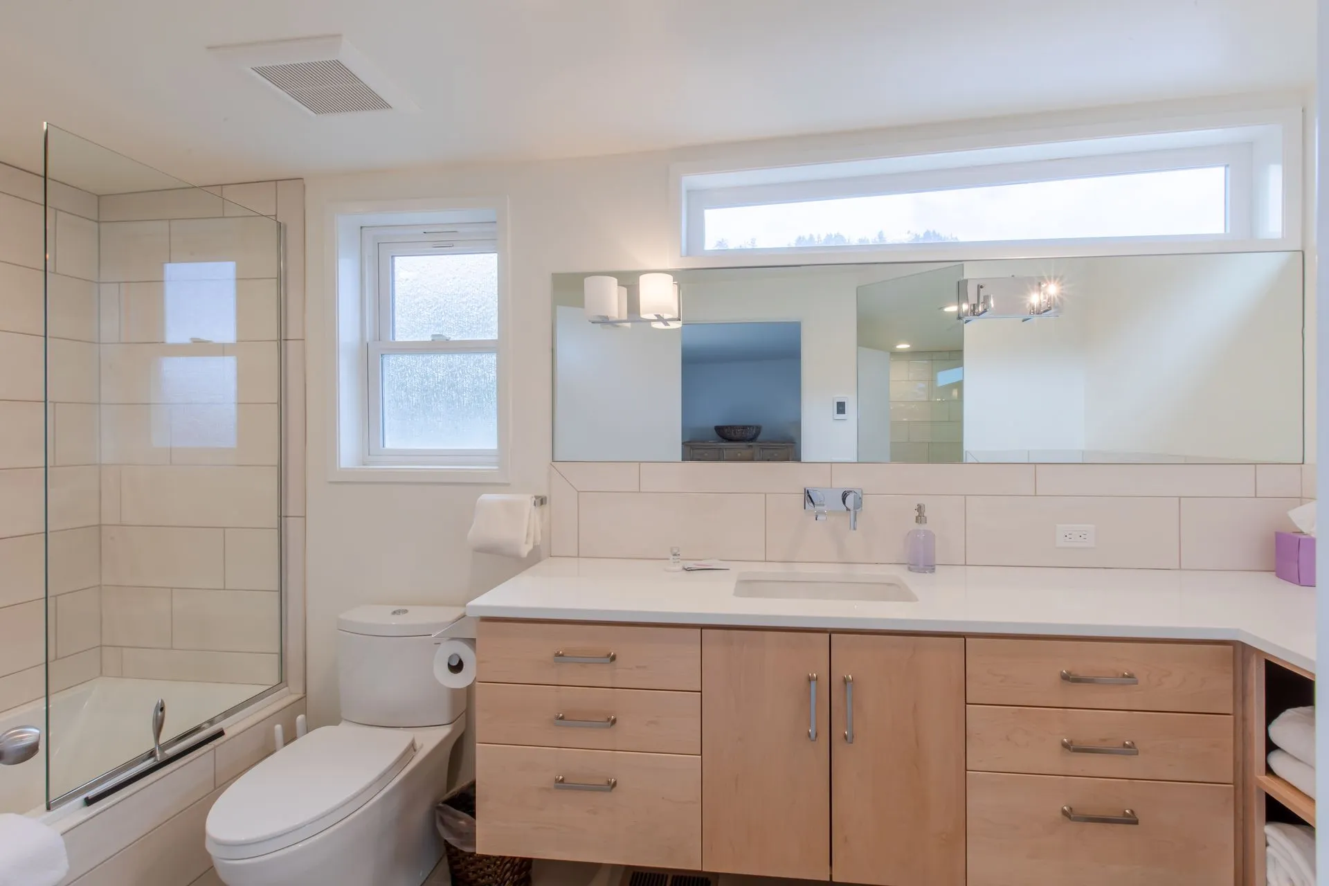 Vacation Rental in Cannon Beach, Sona Tra bathroom with large mirror and counter