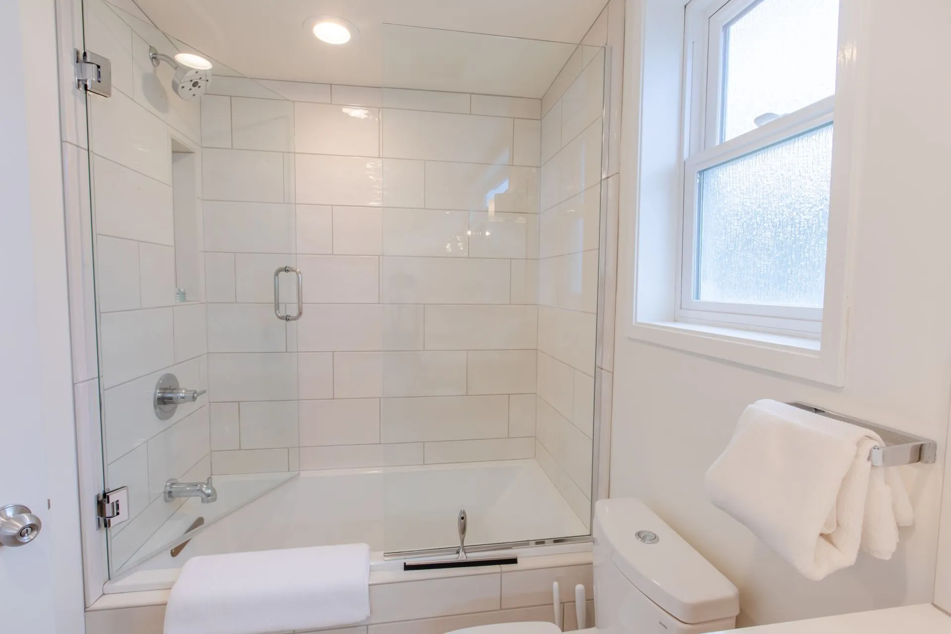 Vacation Rental in Cannon Beach, Sona Tra bathroom with shower and tub combo