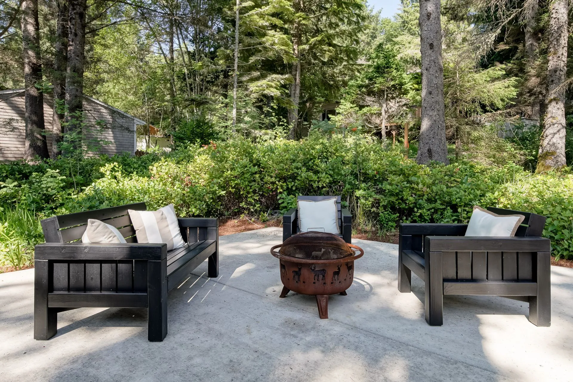 Vacation Rental in Cannon Beach, Seven Spruce patio with fire pit
