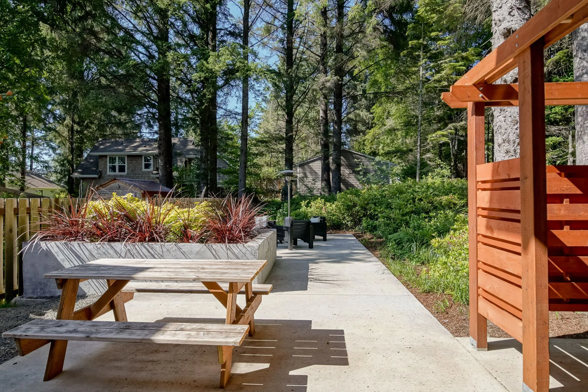 Vacation Rental in Cannon Beach, Seven Spruce picnic table