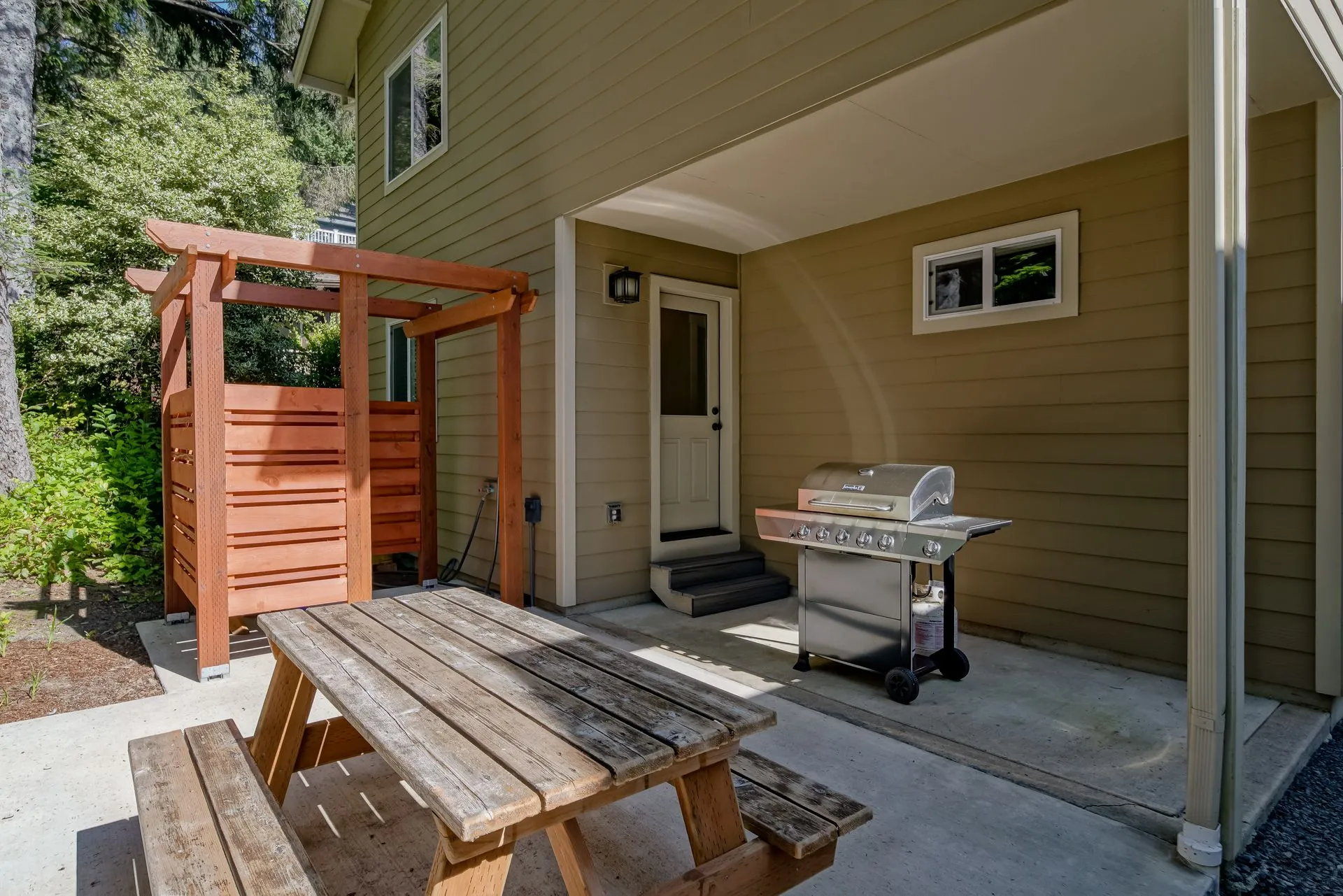 Vacation Rental in Cannon Beach, Seven Spruce picnic table and grill