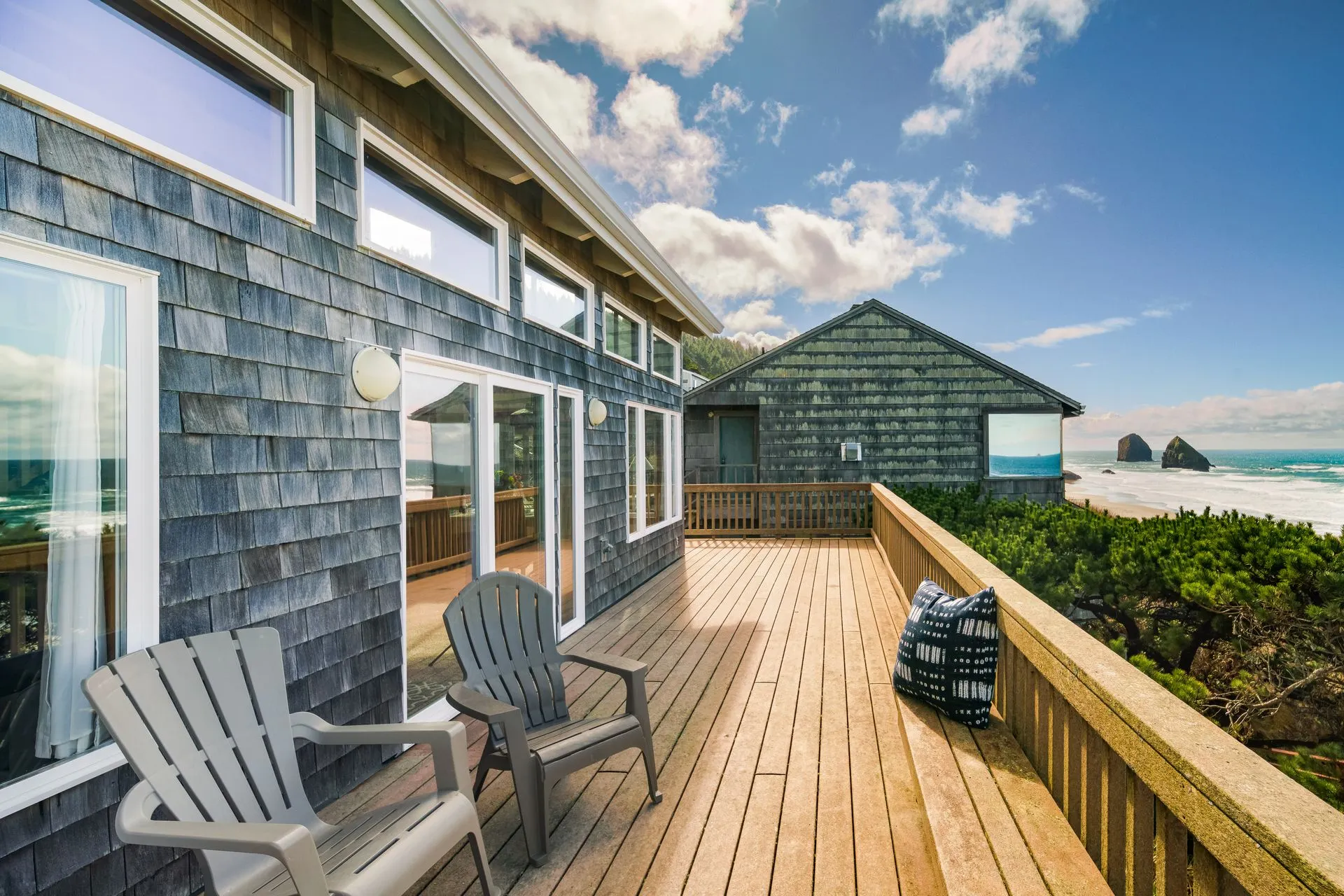 Vacation Rental in Cannon Beach, Pacific House deck with view of the ocean
