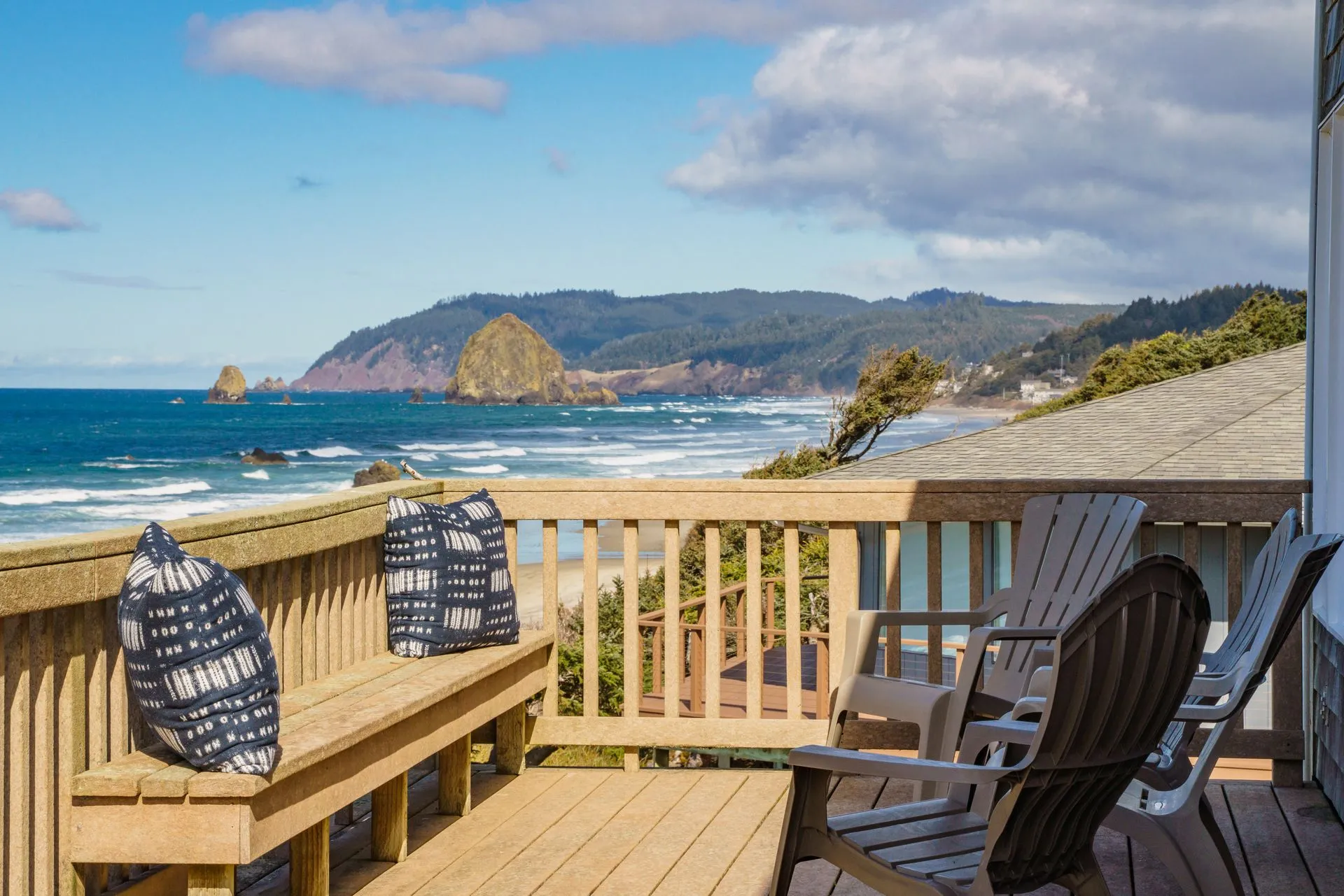 Vacation Rental in Cannon Beach, Pacific House deck with view of the ocean
