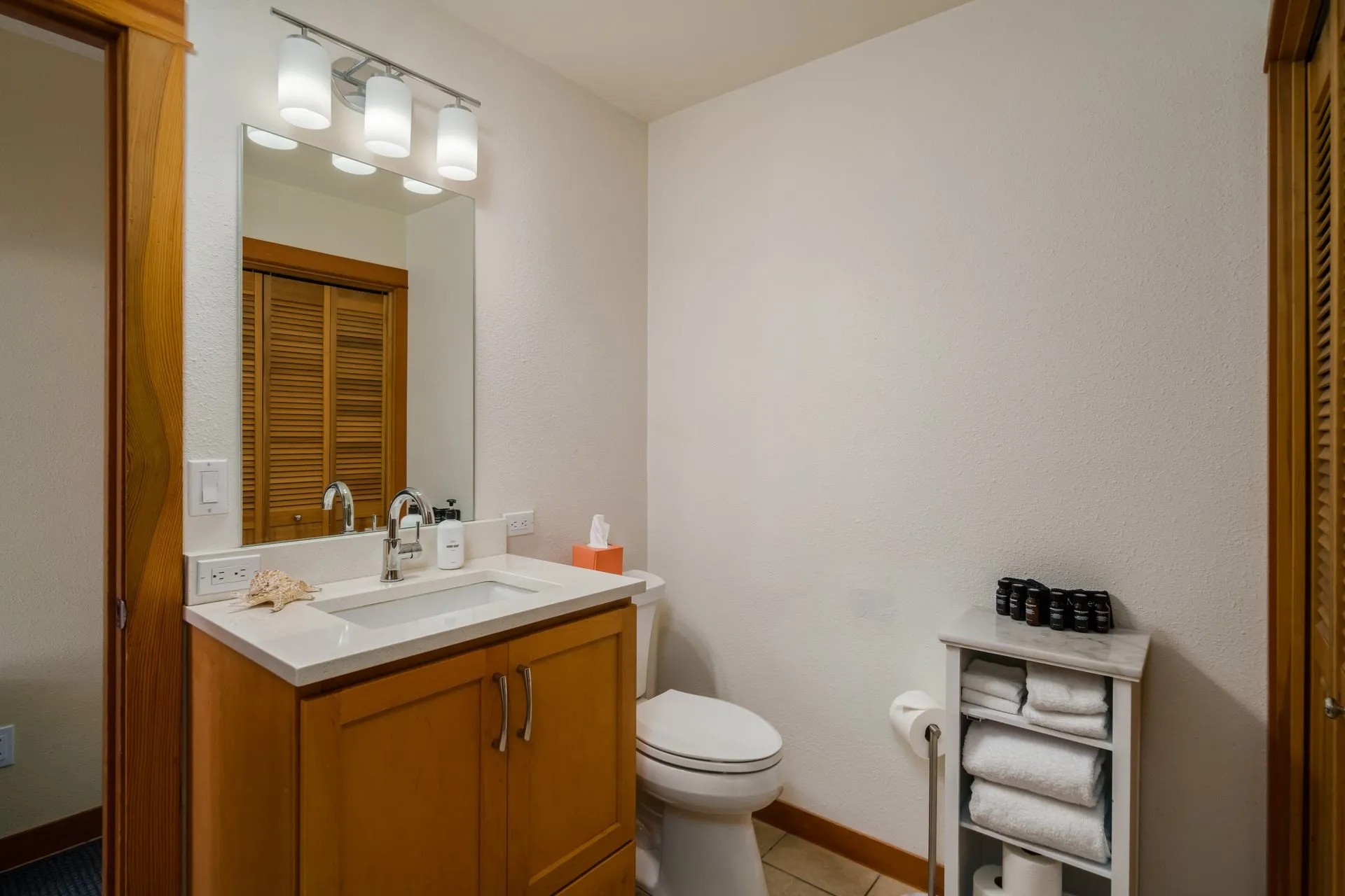 Vacation Rental in Cannon Beach, Pacific House bathroom with sink