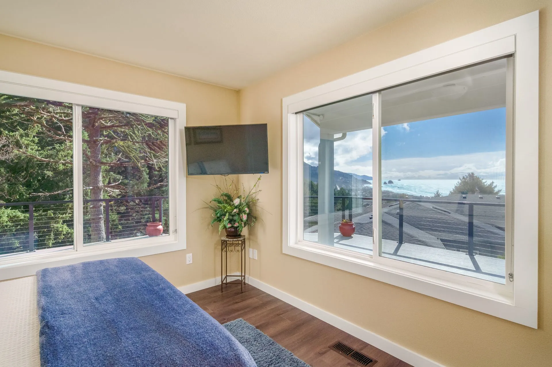 Vacation Rental in Cannon Beach, Anchor's Retreat bedroom with two large window