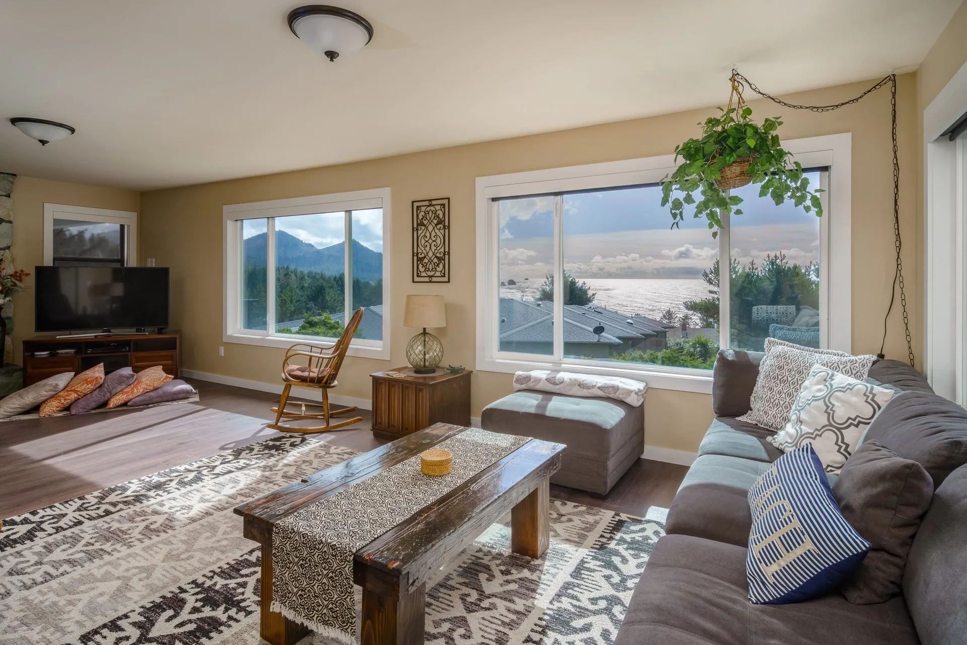 Vacation Rental in Cannon Beach, Anchor's Retreat living room with a couch, table, TV and view of the ocean