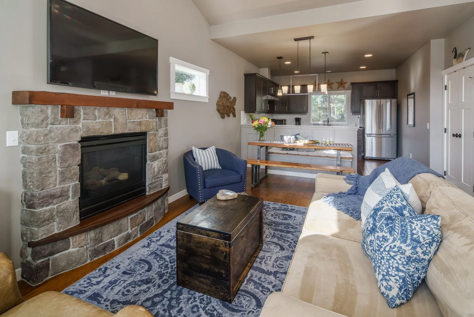 Vacation Rental in Cannon Beach, Seven Spruce couch with fireplace
