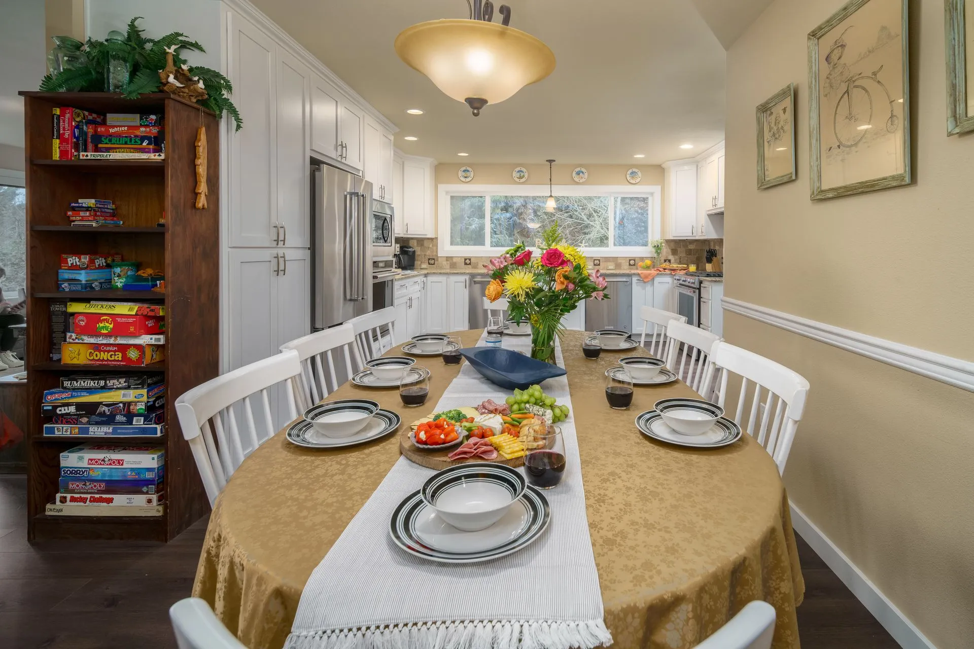 Vacation Rental in Cannon Beach, Anchor's Retreat kitchen with board games, large dining table and appliances