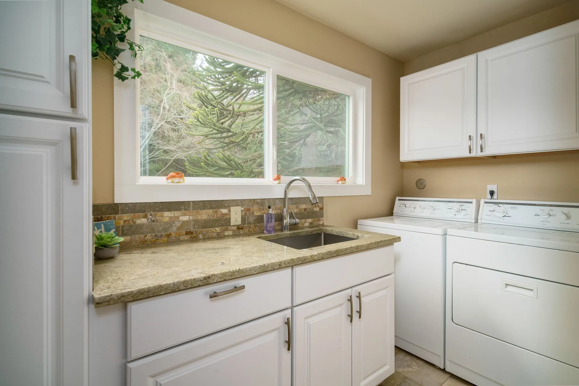 Vacation Rental in Cannon Beach, Anchor's Retreat laundry room