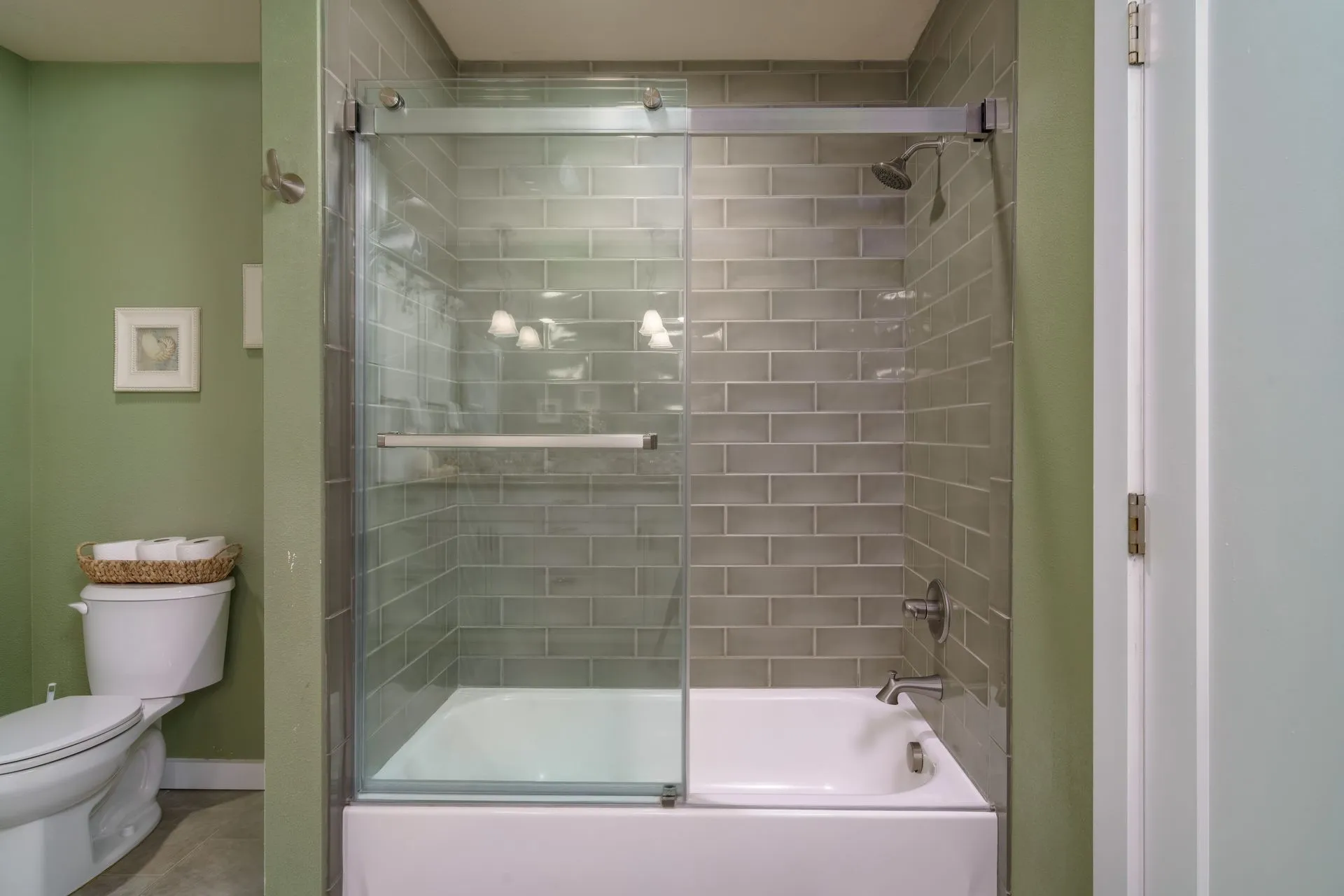 Vacation Rental in Cannon Beach, Anchor's Retreat bathroom with tub