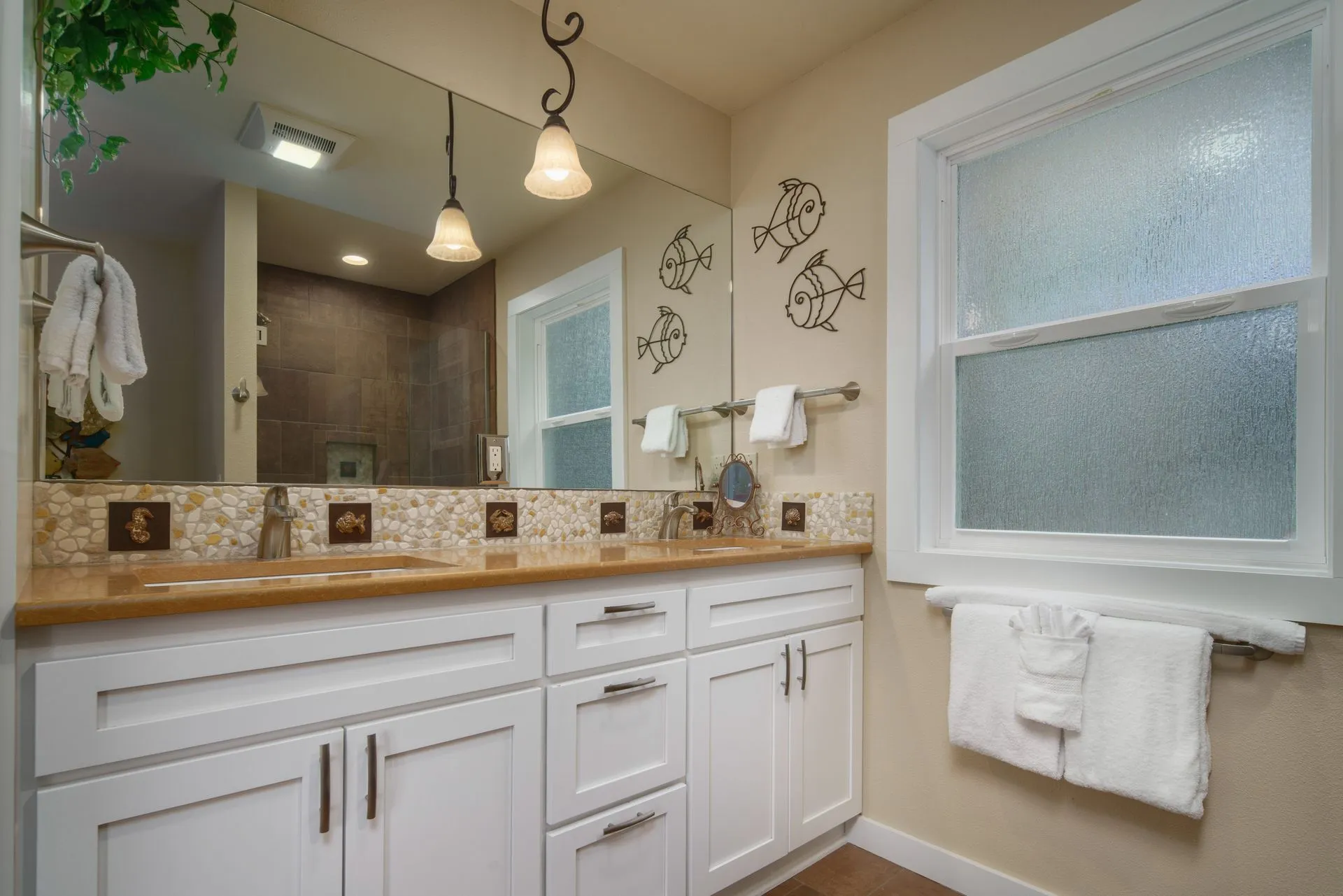 Vacation Rental in Cannon Beach, Anchor's Retreat bathroom with sink and large counter