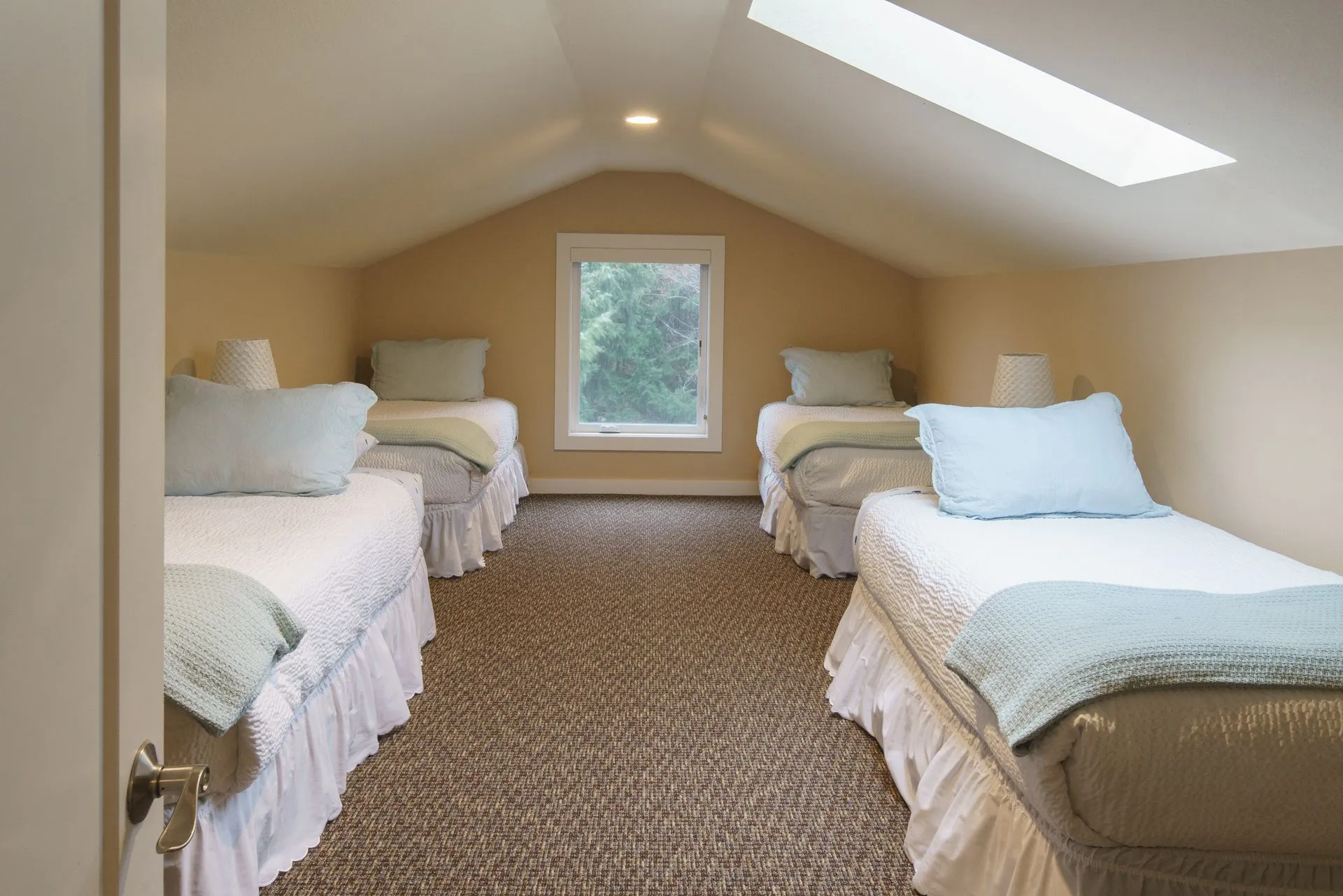 Vacation Rental in Cannon Beach, Anchor's Retreat bedroom with four twin beds