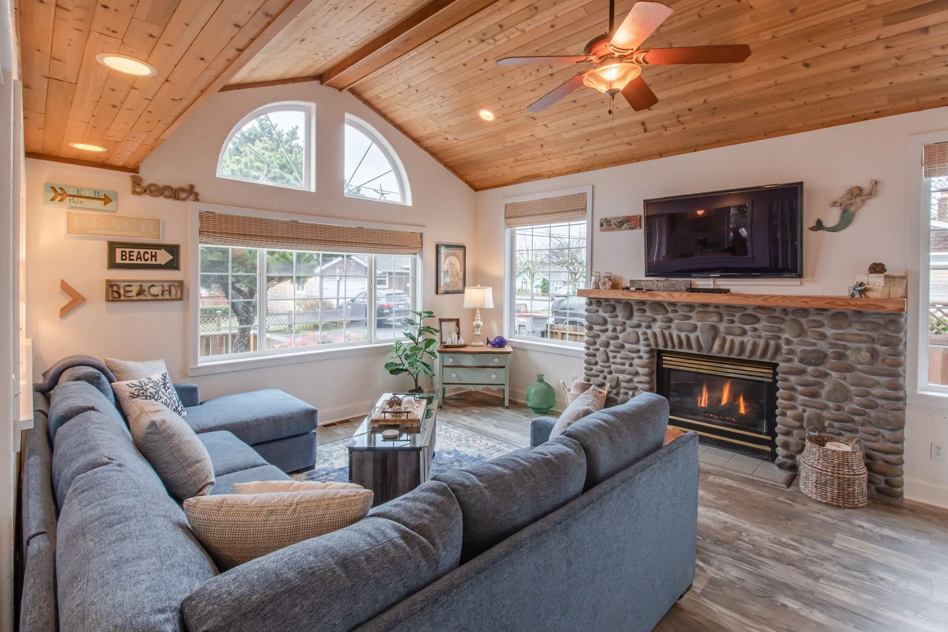 Vacation Rental in Cannon Beach, Puffin Nest couch, TV and fireplace