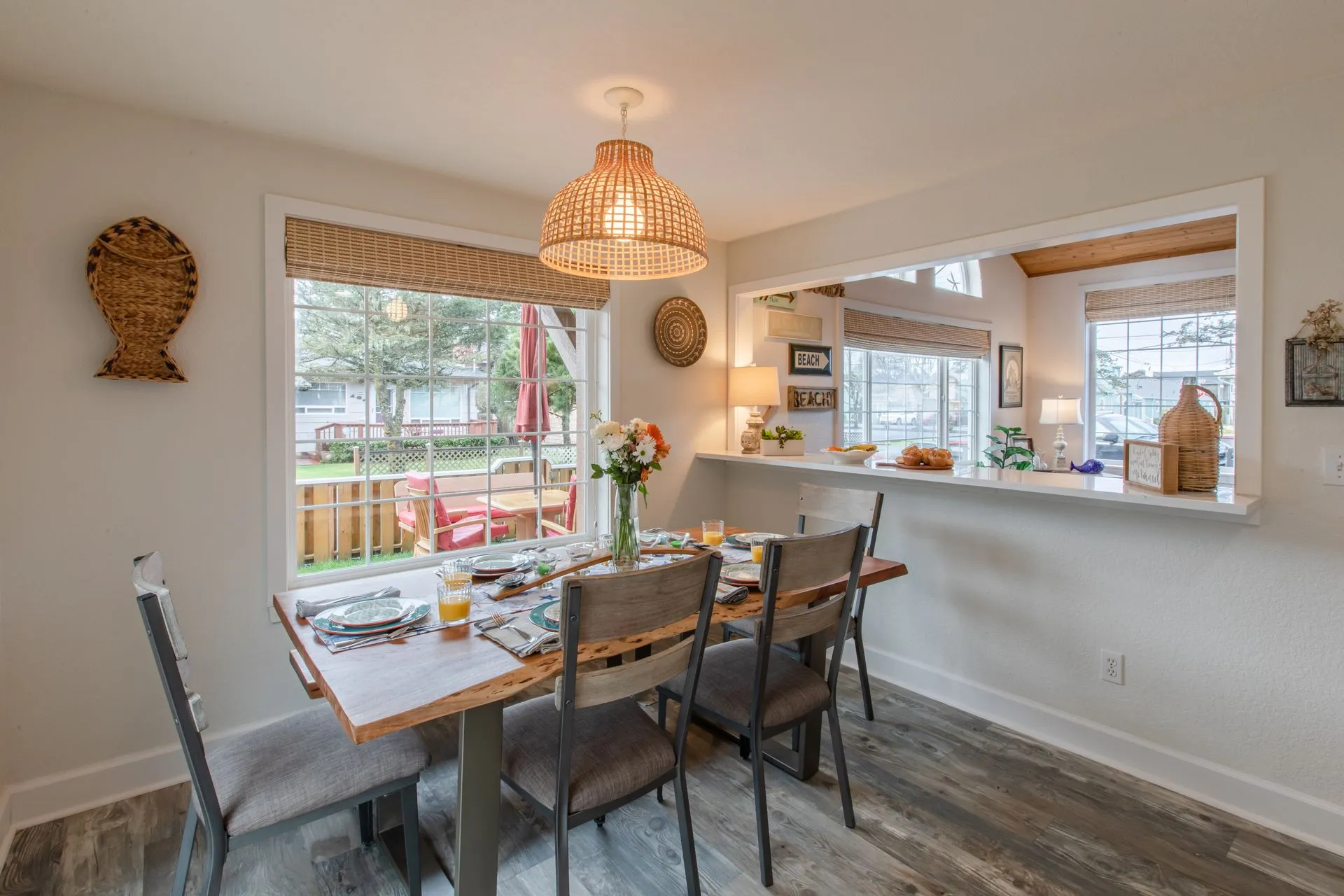 Vacation Rental in Cannon Beach, Puffin Nest dining table and chairs