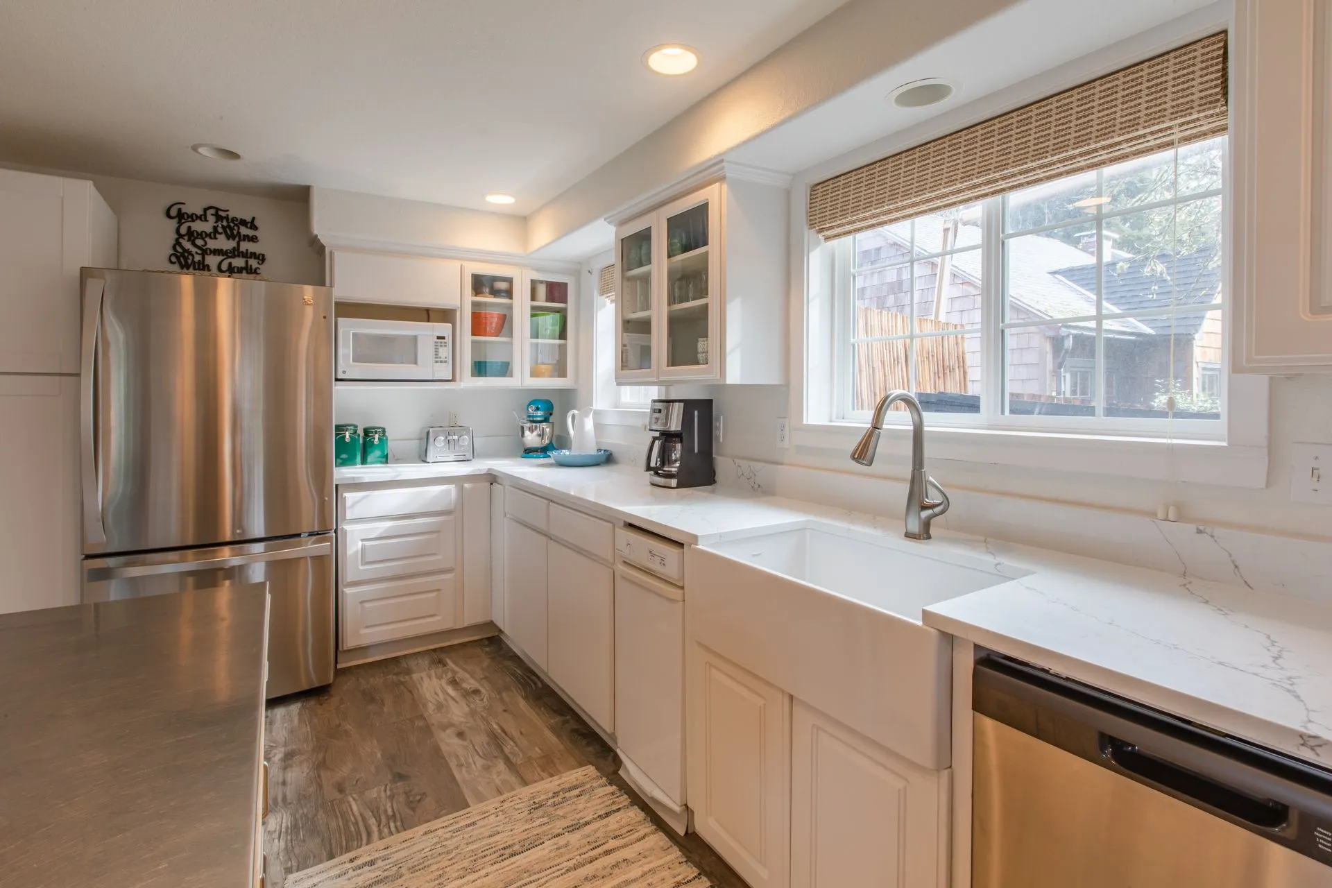 Vacation Rental in Cannon Beach, Puffin Nest kitchen with fridge and sink
