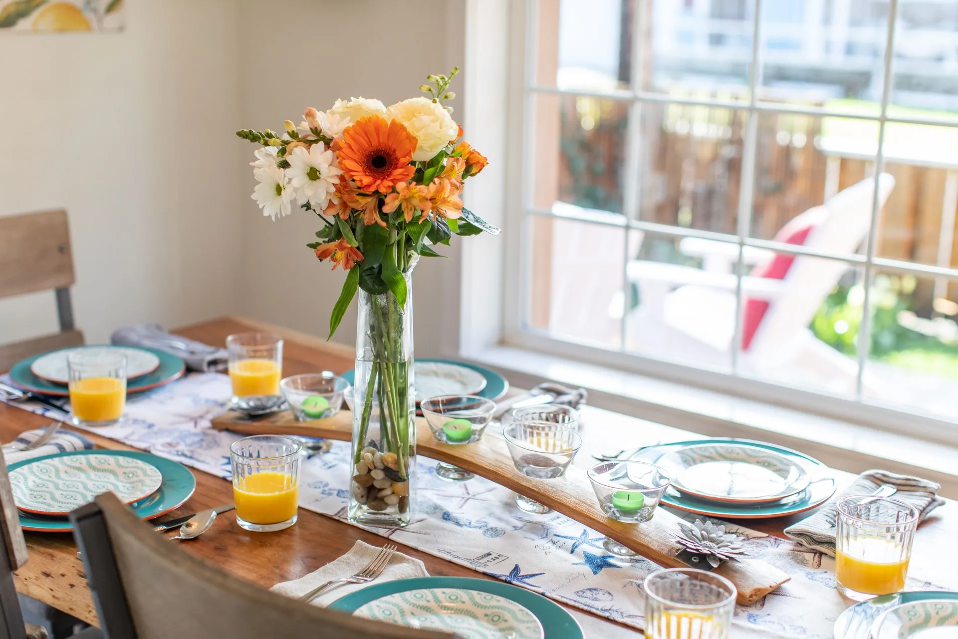Vacation Rental in Cannon Beach, Puffin Nest table with flowers