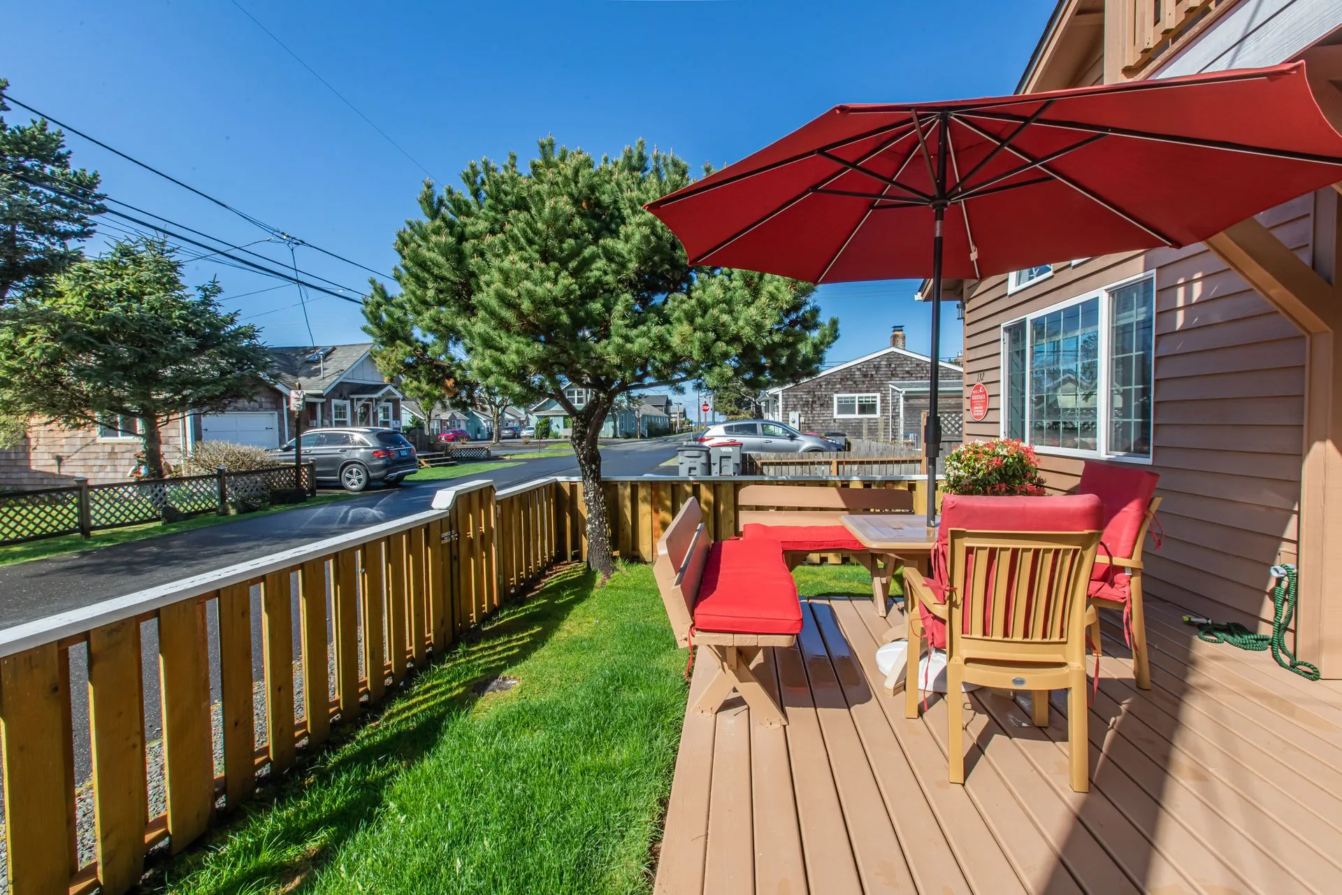 Vacation Rental in Cannon Beach, Puffin Nest patio deck with chairs