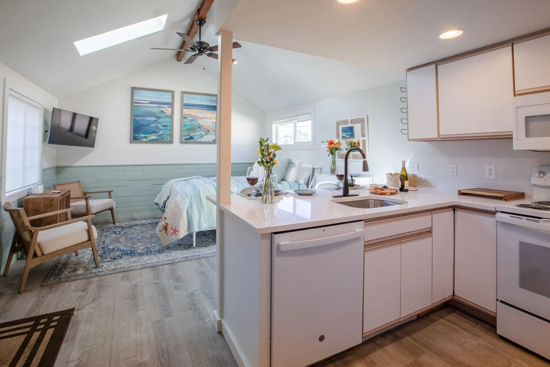 Vacation Rental in Cannon Beach, Sand Crab kitchen with view of the bed