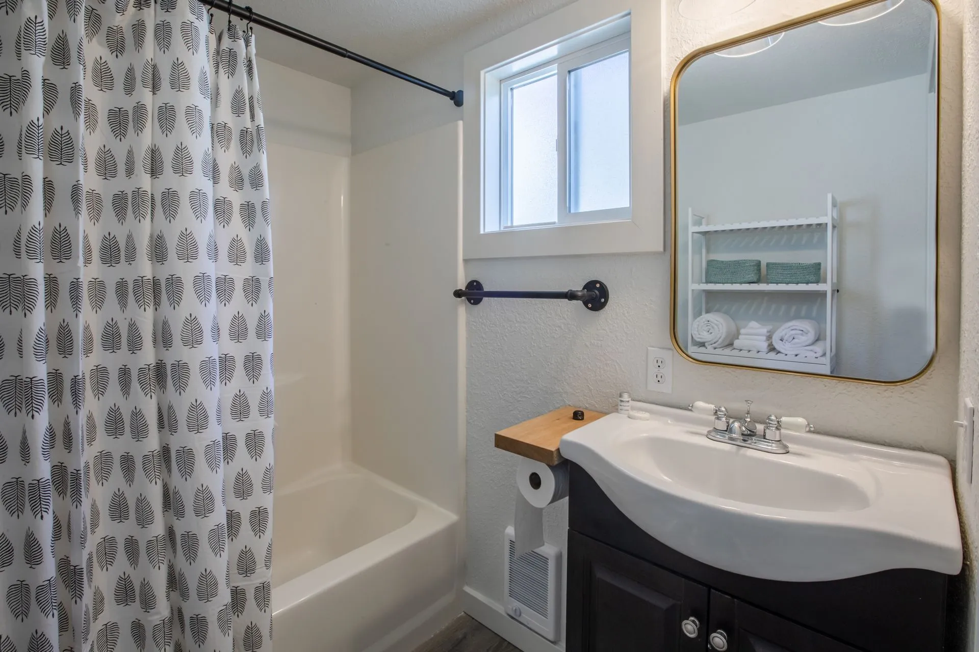 Vacation Rental in Cannon Beach, the Sand Crab bathroom with tub and sink