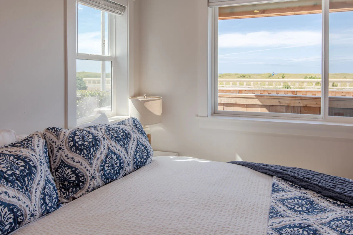 Sea La Vie - guest bedroom with view Sea La Vie - guest bedroom with view