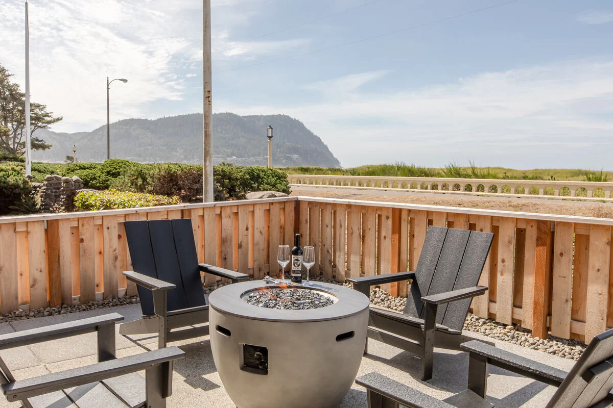 Vacation Rental in Cannon Beach, Sona Tra picnic table