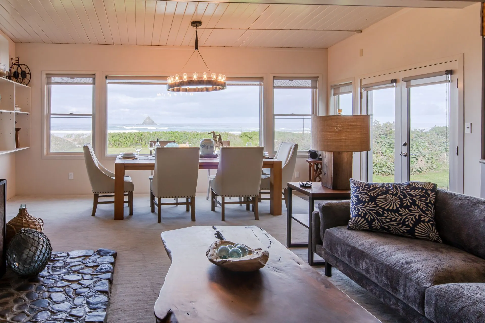 Vacation Rental in Cannon Beach, Sona Tra dining space with large windows